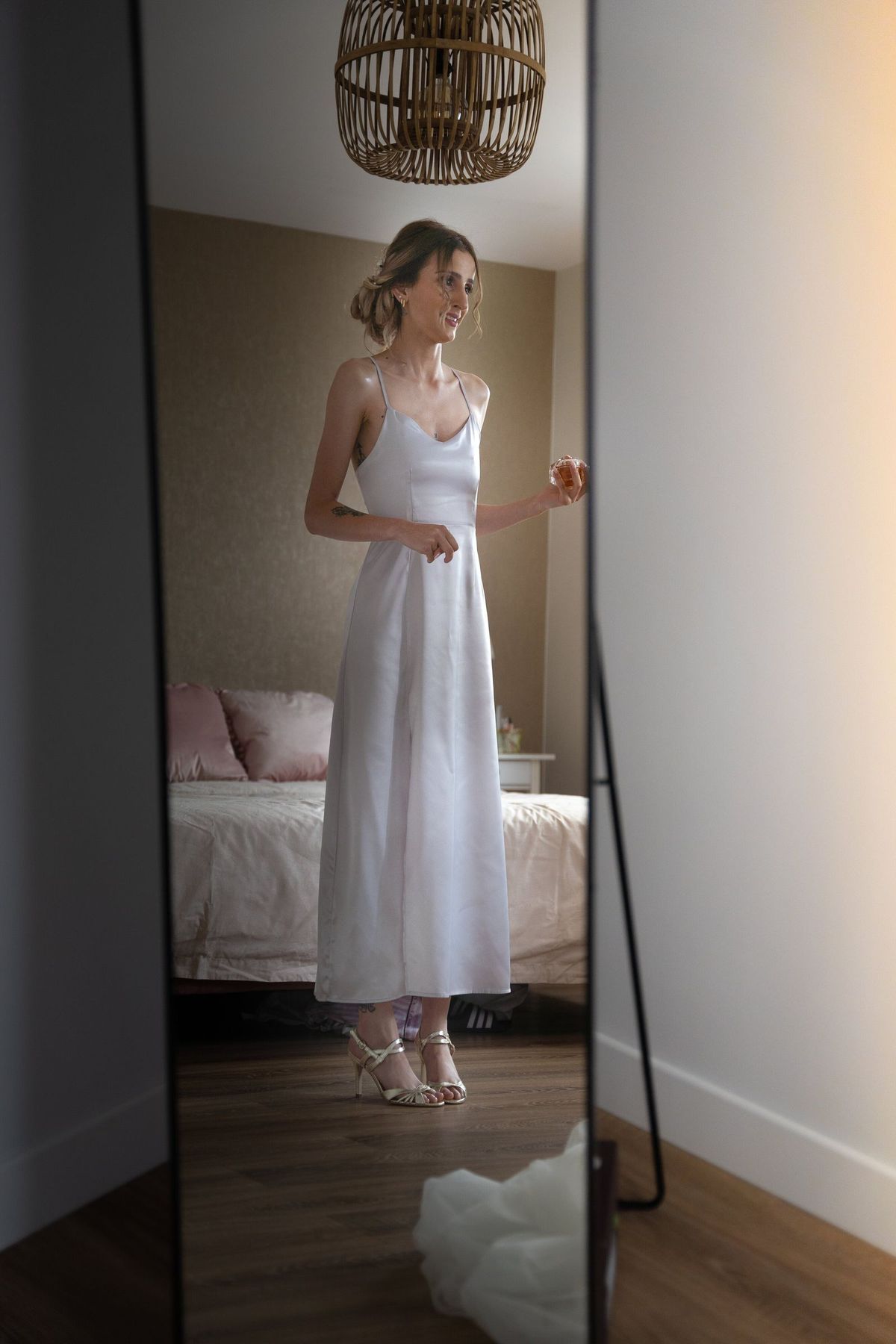 La mariée se prépare devant le miroir de sa chambre