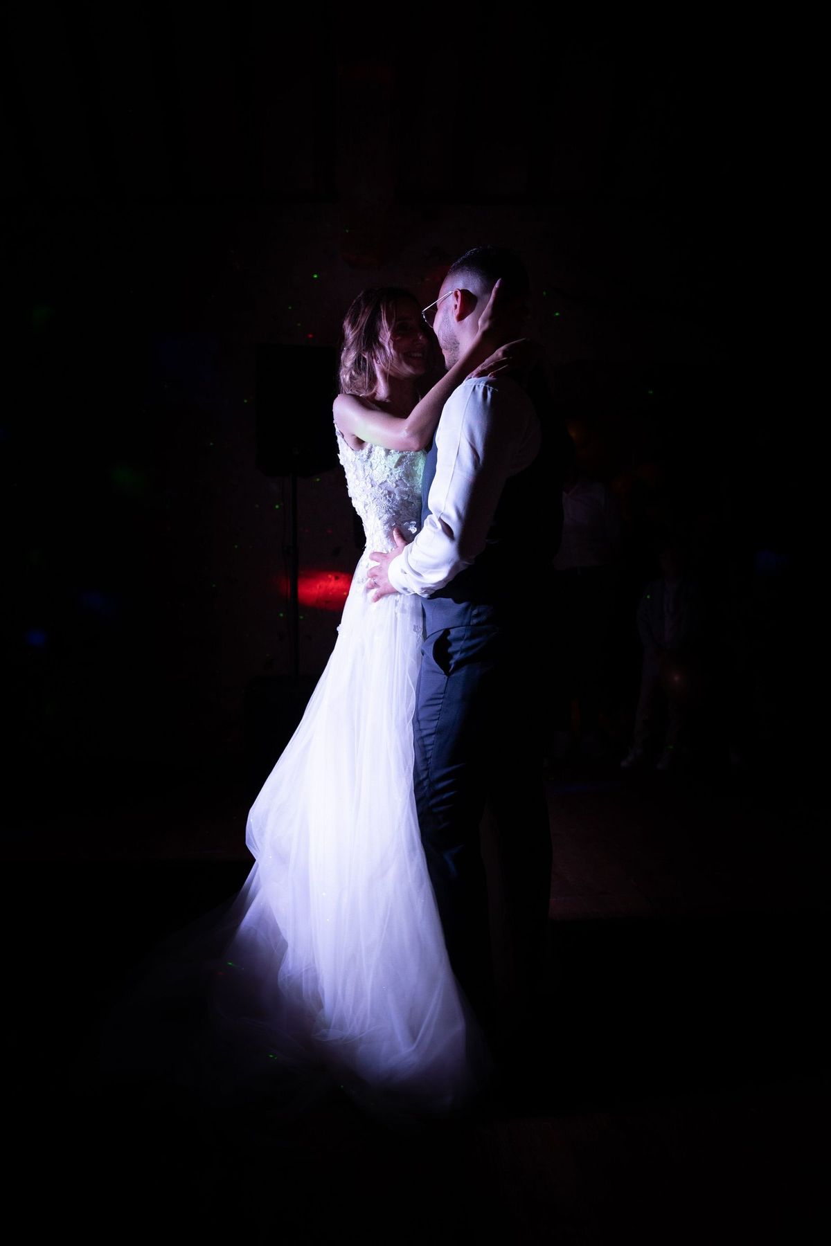 Première danse des mariés baignée de lumière violette